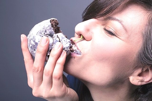 饅頭を食べている中年女性。