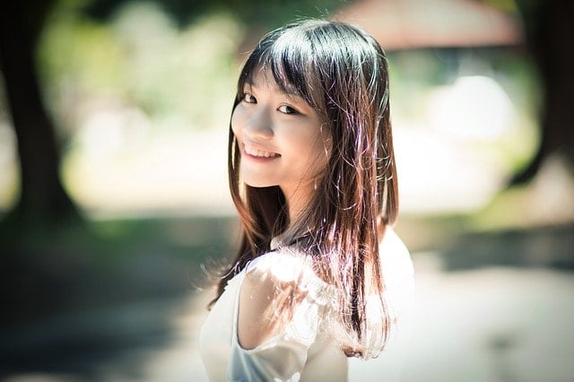 笑顔で振り返る美少女。