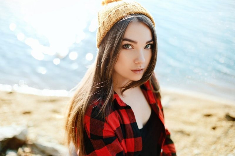 自然公園で思いにふける長髪美少女。
