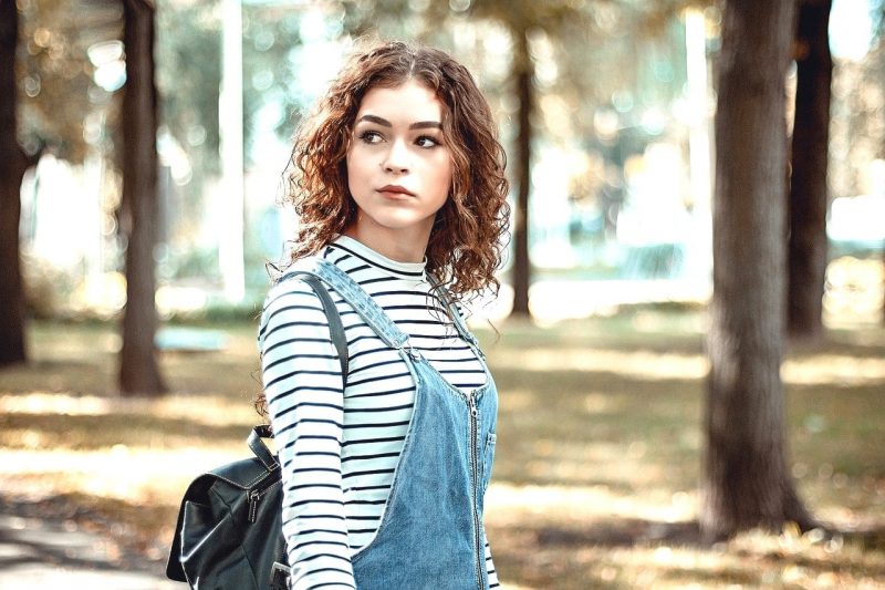 自然公園を歩く美少女。