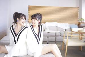 双子の姉妹が部屋でくつろいでいる。
