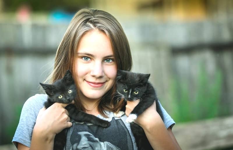 両肩に黒猫を乗せる美少女。