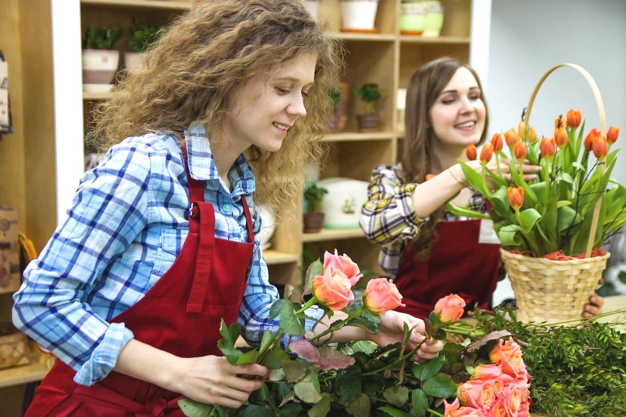 花屋で働く女性店員２人。