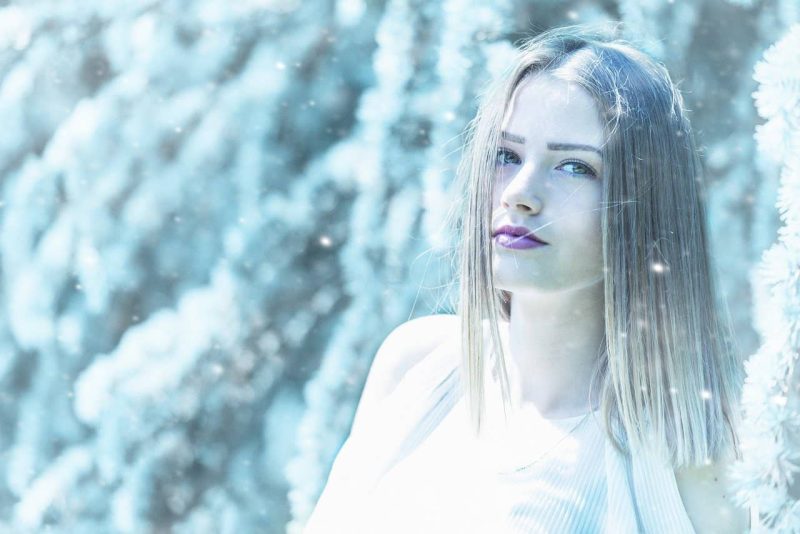雪が降る極寒の地で散歩する美少女。