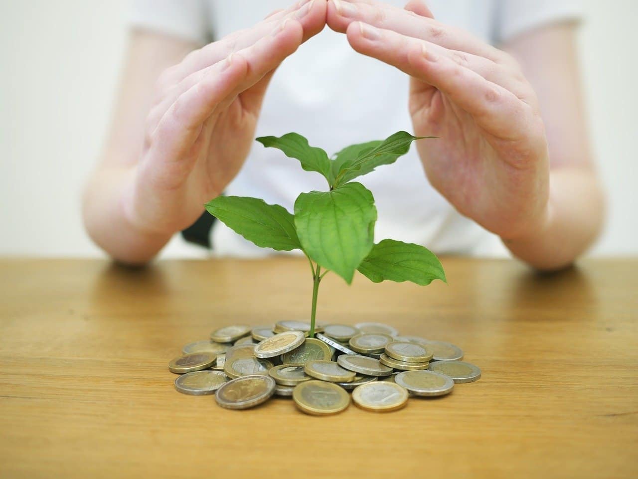 机の上にお金をのせてる女性。