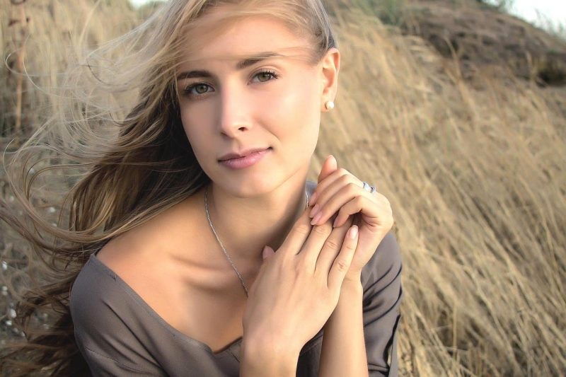 稲穂に囲まれて微笑む金髪美女。