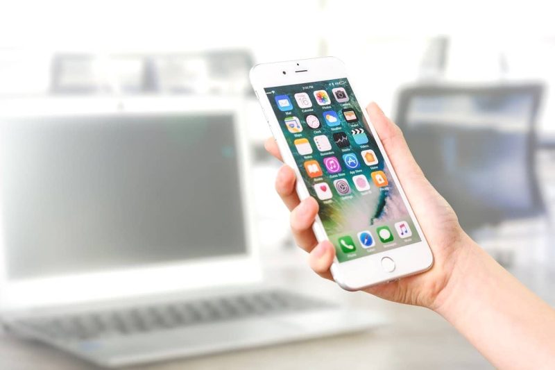 スマートフォンで仕事を探す若い女性。