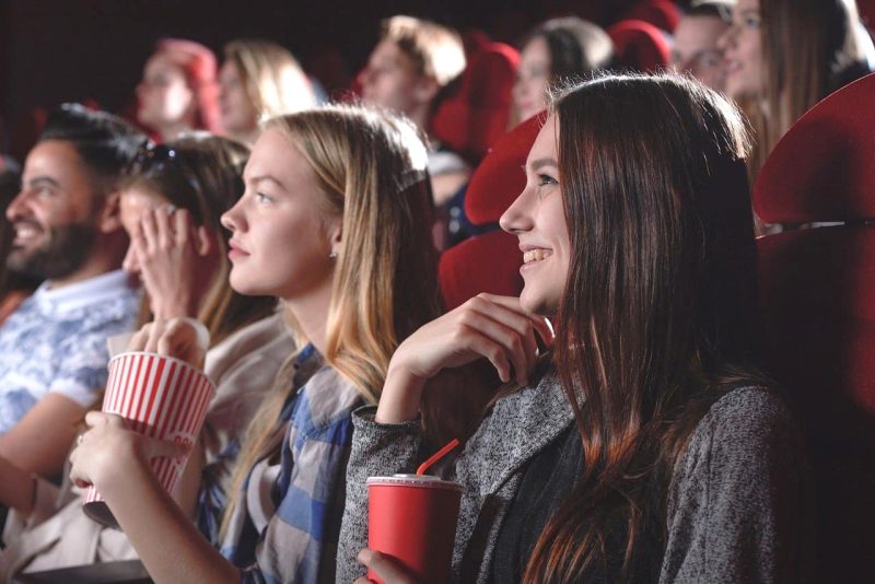 女同士で映画を見ている。