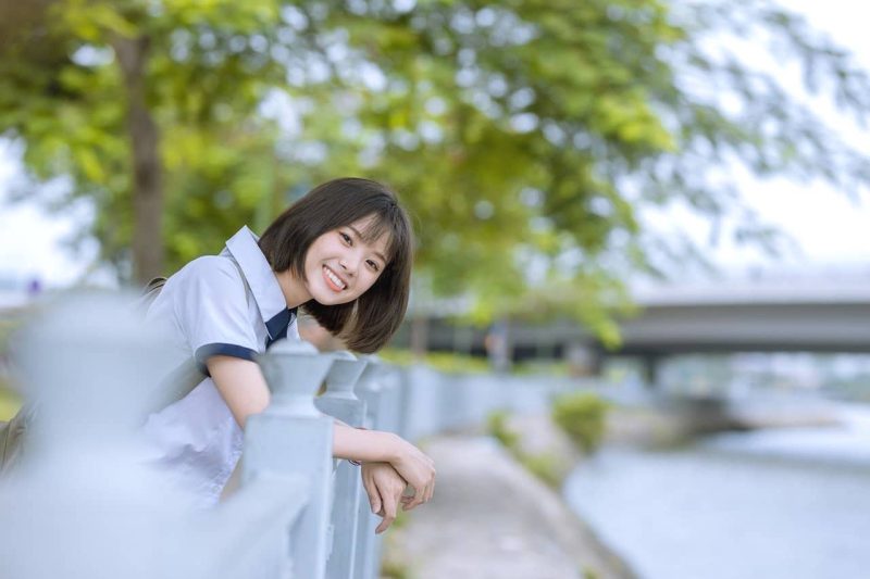 公園で笑顔になる美少女。