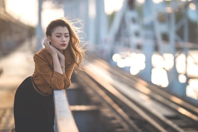 橋の上で考え事をする美女。