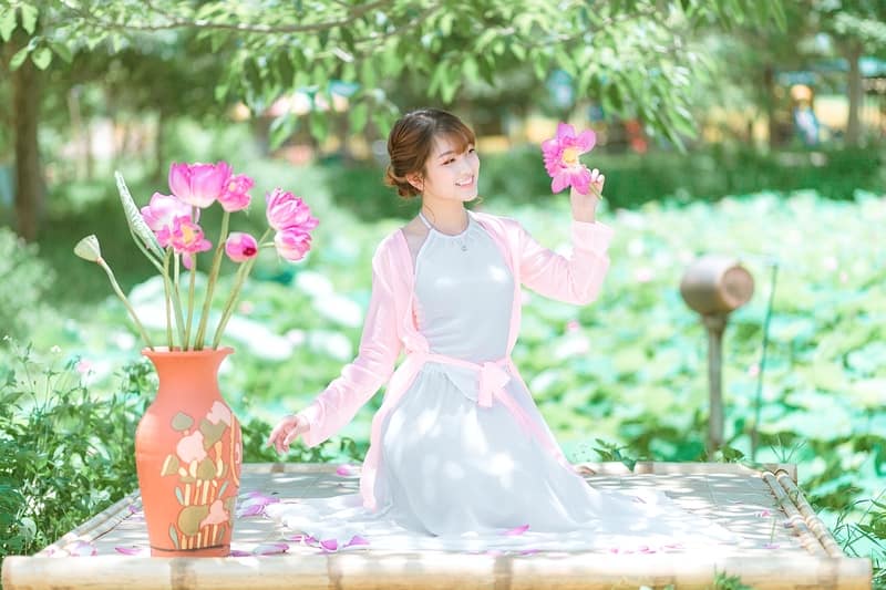 生花をする美少女。