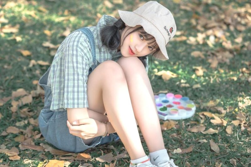 美少女が外で絵を書いている。
